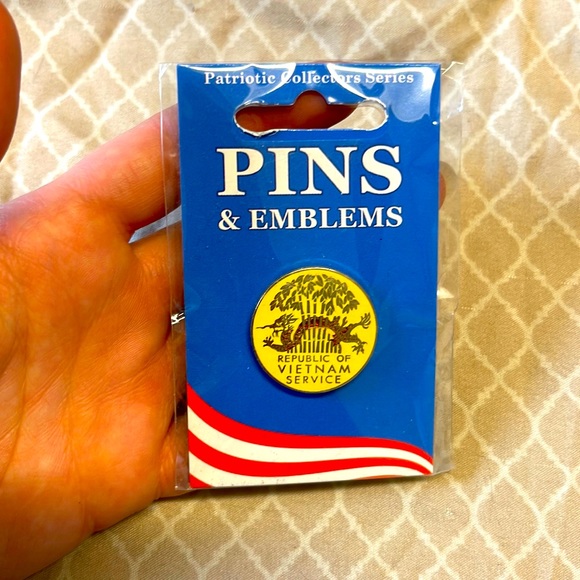 Republic of Vietnam service pin - Picture 1 of 2